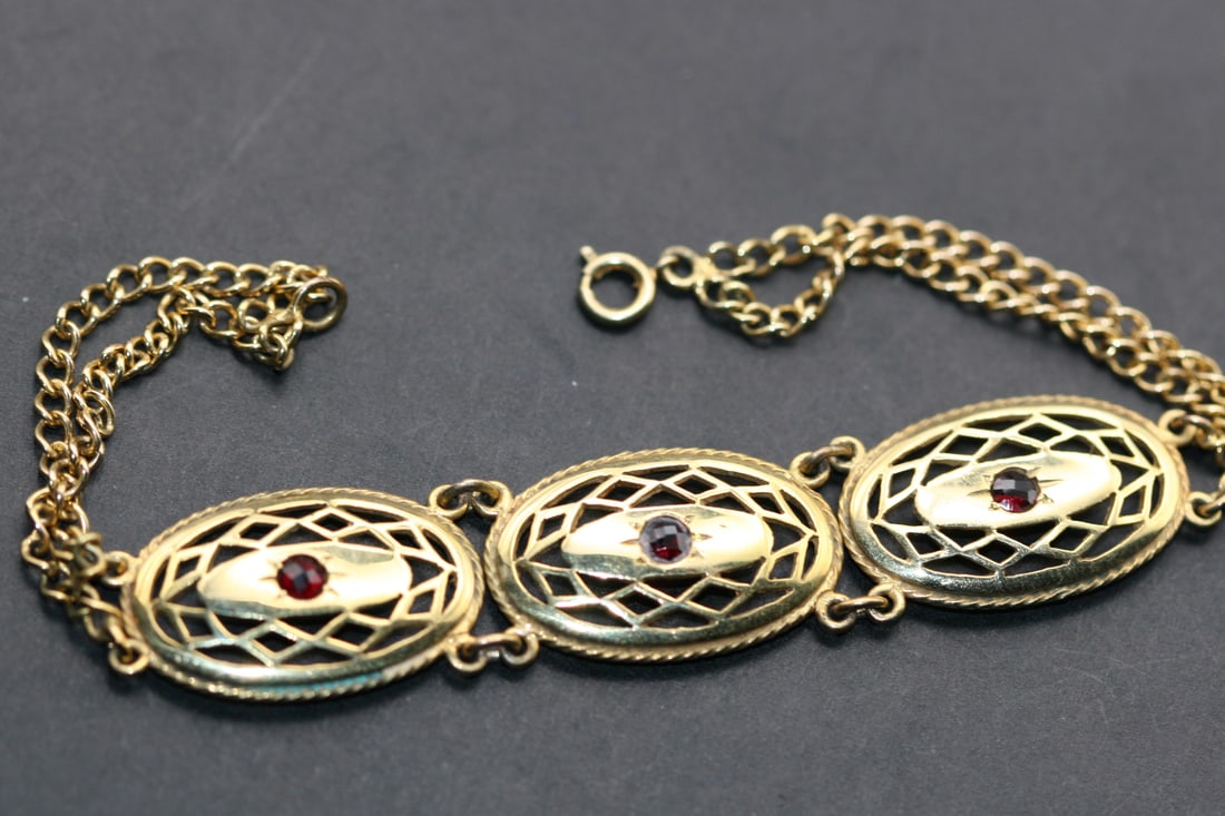 Red Rhinestone Bracelet Vintage Lot 1057: Red Rhinestone Bracelet Vintage measures 7" x 5/8"