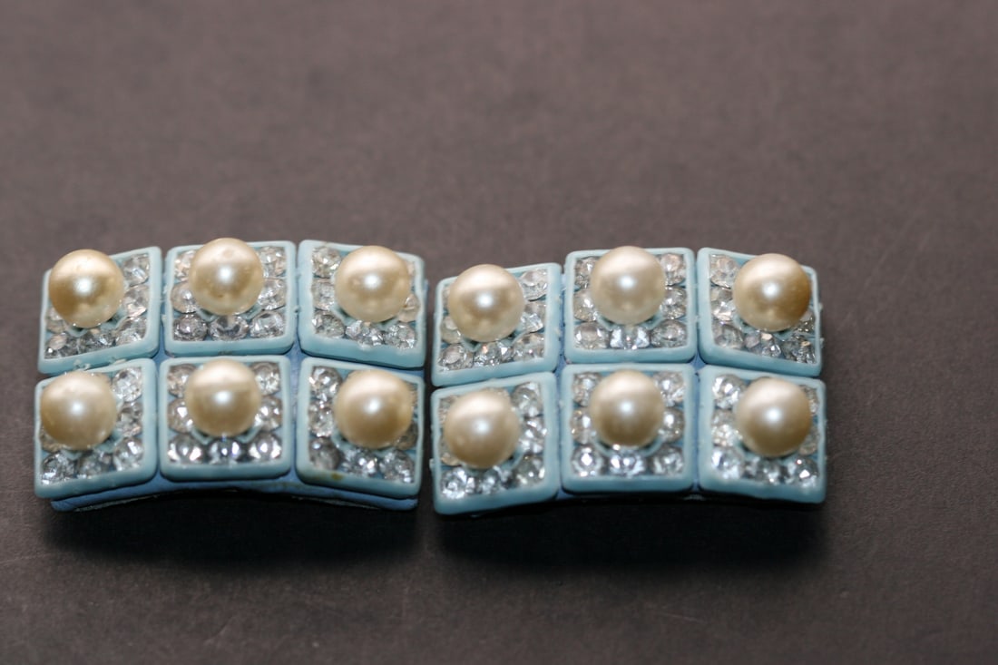 Shoe Clips Dress Clips Vintage Baby Blue Rhinestone Pearl Lot 1078: Shoe Clips Dress Clips Vintage Baby Blue Rhinestone Pearl measures 1 1/2" x 1"