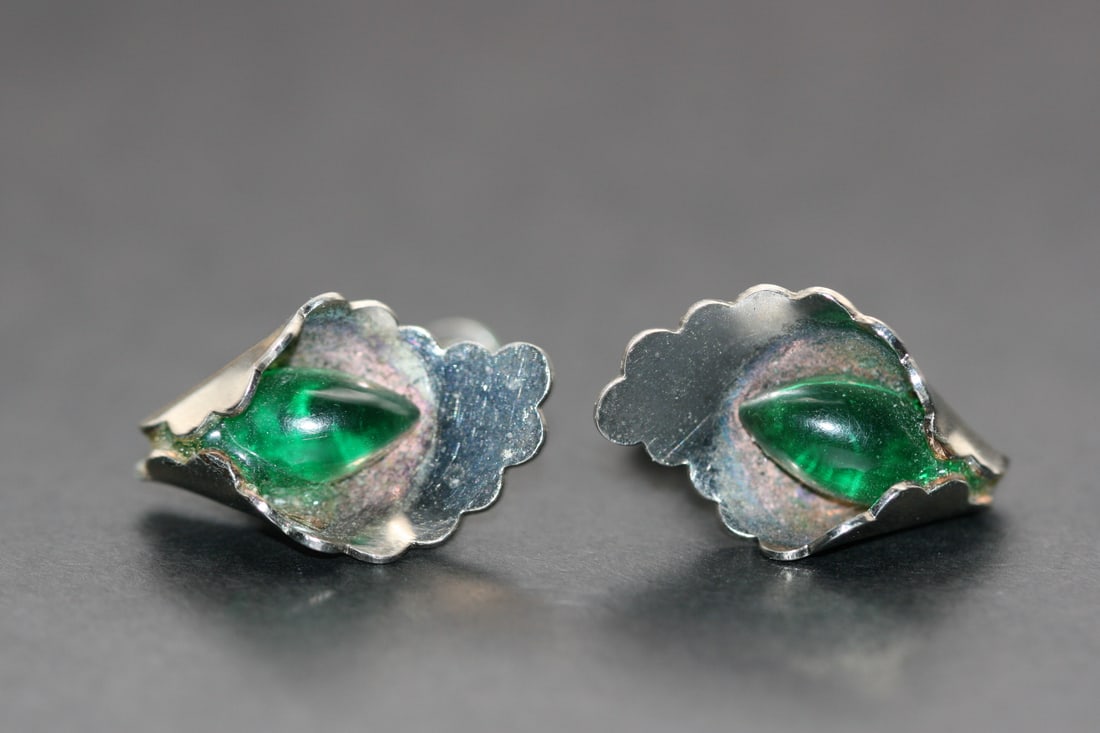 Emerald Cabochon Screw Back 1940's Vintage Lily Earrings Lot 1114: Emerald Cabochon Screw Back 1940's Vintage Lily Earrings measures 1" x 5/8"