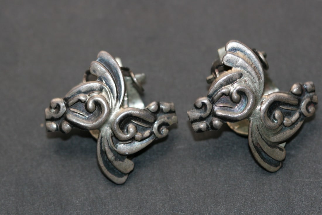 Siam Sterling Silver 925 Vintage Clip Earrings Repousse Lot 1131: Siam Sterling Silver 925 Vintage Clip Earrings Repousse measures 1" x 3/4" signed on the back Siam Sterling weighs 7.3 grams