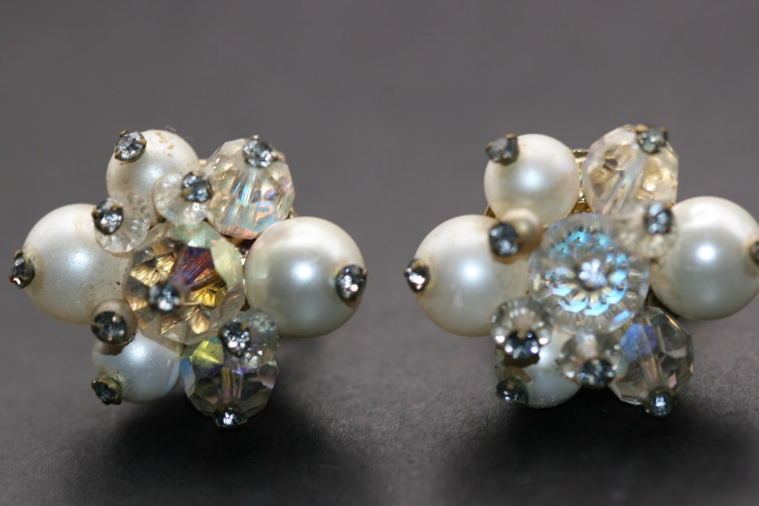 Vendome Clip Signed Vintage Earrings Rhinestone Crystal Pearl Lot 1136: Vendome Clip Signed Vintage Earrings Rhinestone Crystal Pearl measures 1 1/4" x 1"