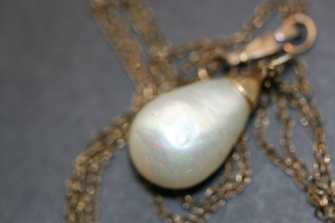 Beautiful Delicate Pearl Drop Necklace vintage beauty Lot 1138: Beautiful Delicate Pearl Drop Necklace vintage beauty chain measures 18" long and the pearl drop is 17mm looks like real pearl and gold capped but untested