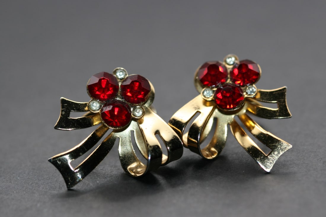 Coro Rhinestone Vintage 1940's screw back earrings Lot 1139: Coro Rhinestone Vintage 1940's screw back earrings measures 1" x 7/8"