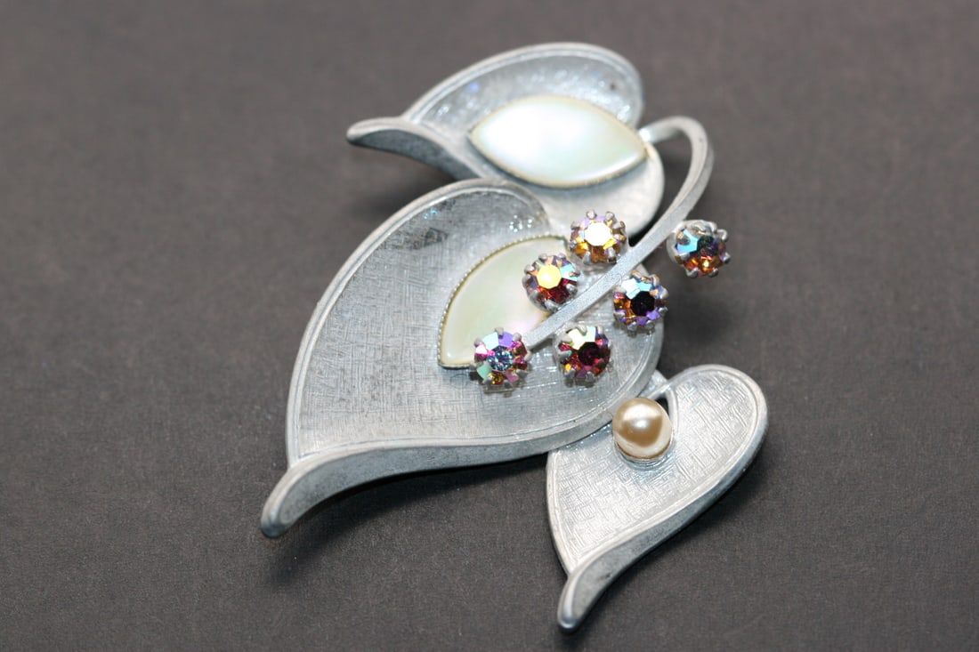 MOP Rhinestone Pearl Vintage Brooch Pin Lot 1143: MOP Rhinestone Pearl Vintage Brooch Pin measures 2 1/9" x 2"