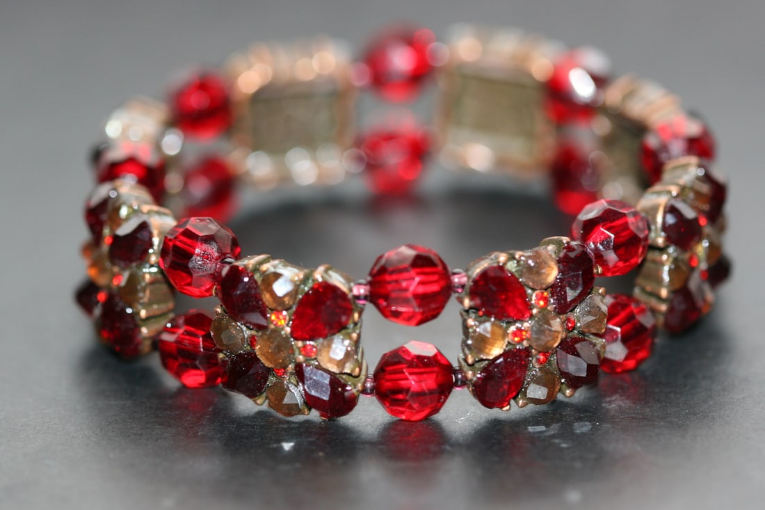 Siam Deep Red Crystal Bracelet stretch fit all Lot 1147: Siam Deep Red Crystal Bracelet stretch fit all easures 5/8" wide