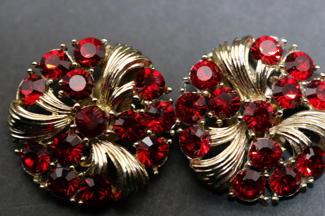 Lisner RED Rhinestone Signed Clip Earrings Sweeper Vintage Lot 1154: Lisner Red Rhinestone Signed Clip Earrings Vintage measures 1 1/4" in diameter signed on the backs