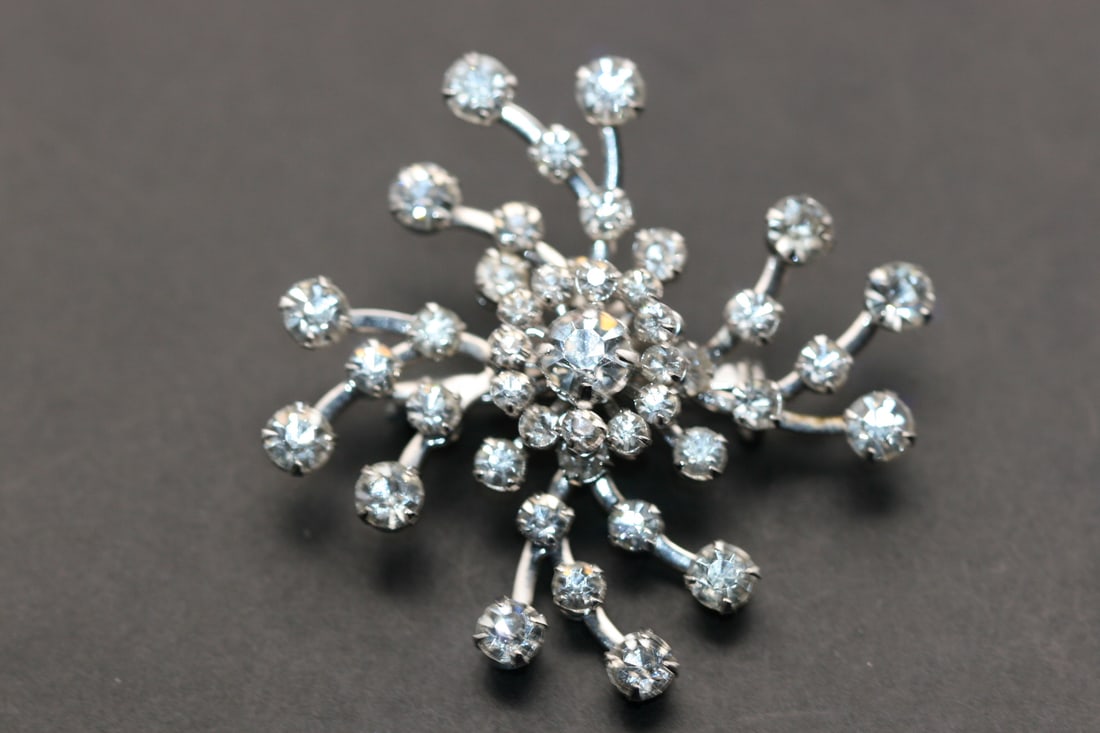 Rhinestone Star Brooch Pin Vintage Celestial Lot 1156: Rhinestone Star Brooch Pin Vintage Celestial measures 2" in diameter