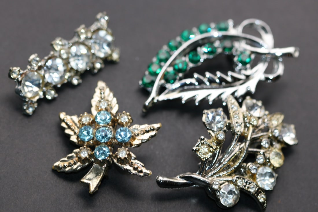 Lot 4 Vintage Rhinestone Brooches Pin Lot# 1163: Lot 4 Vintage Rhinestone Brooches Pin 2 brooches measure 2" and the other 2 brooches measure 1 1/2"