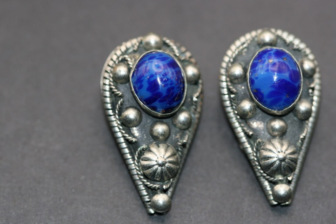 Etruscan Repouse Silver Lapis Lazuli Clip Earrings Vintage Lot 1165: Etruscan Repouse Silver Lapis Lazuli Clip Earrings Vintage measures 1 1/8" x 5/8"