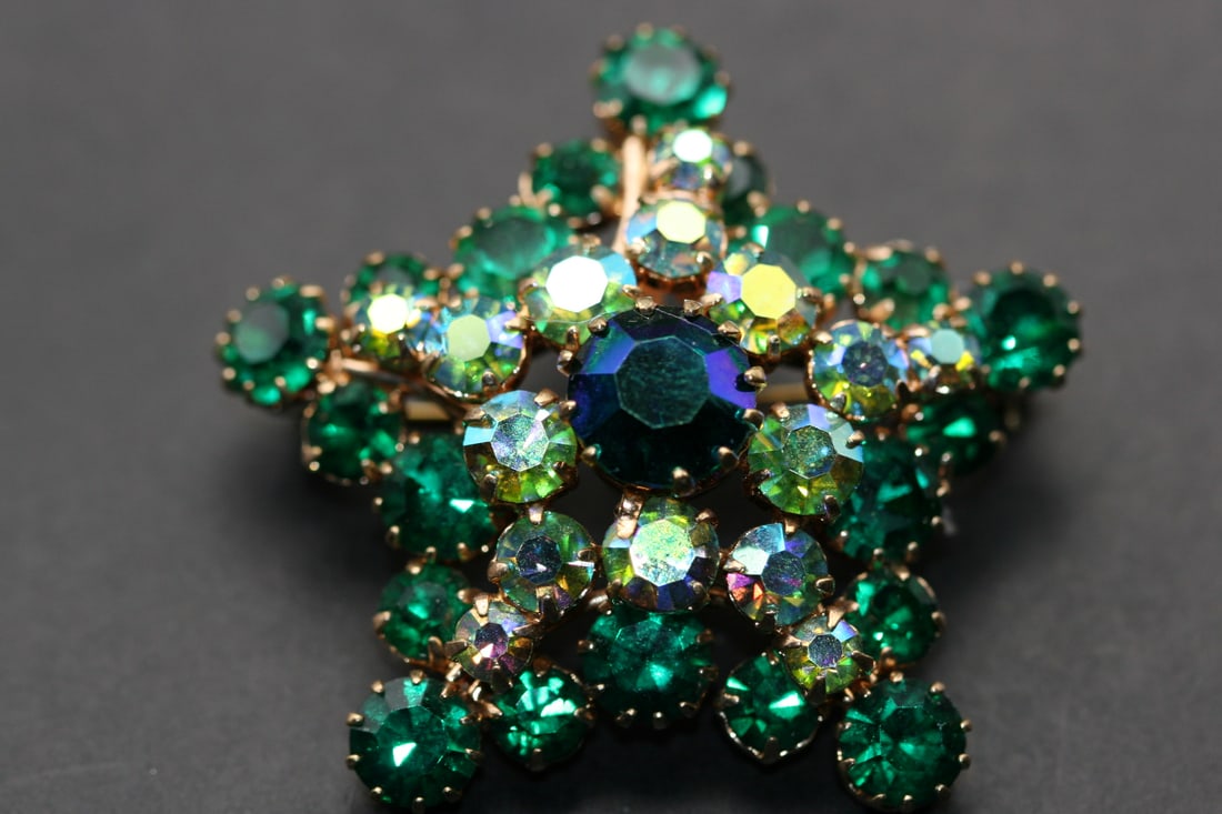 Emerald Green Rhinestone Brooch Pin Vintage 1940's Lot 1176: Emerald Green Rhinestone Brooch Pin Vintage 1940's measures 2" x 2"