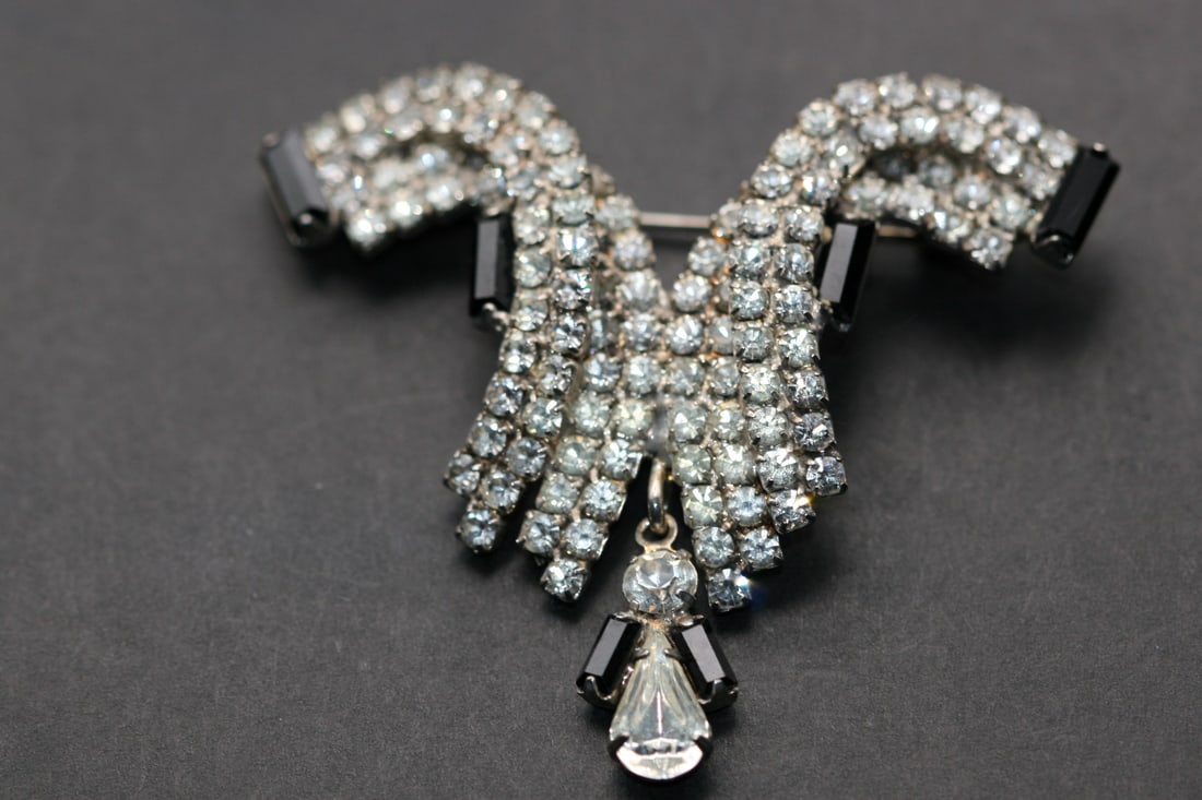 Rhinestone Vintage Brooch Pin vintage Clear Black Deco Style Lot 1182: Rhinestone Vintage Brooch Pin vintage Clear Black Deco Style measures 2 3/8" x 2"