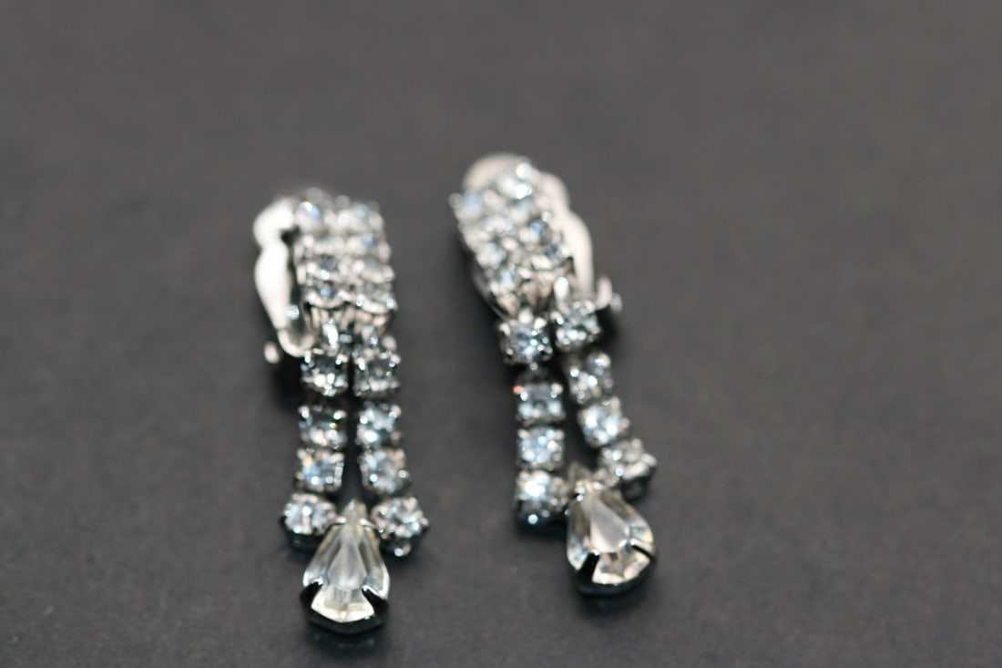Vintage Clip Back Earrings 1940's Rhinestone Dangle Drops Lot 1231: Vintage Clip Back Earrings 1940's Rhinestone Dangle Drops measures 1 1/4" x 3/8"