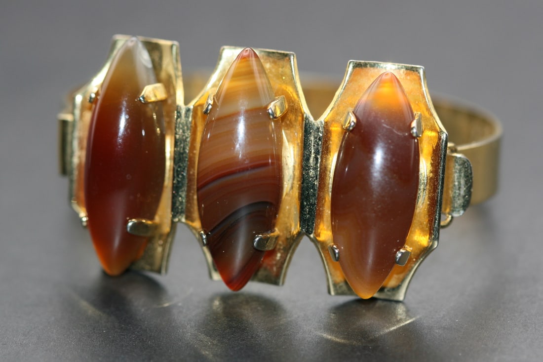 Hinged Agate Stone Bracelet Huge Vintage 1960's Lot 1249: Hinged Agate Stone Bracelet Huge Vintage 1960's measures 2 1/2" across the inside and is 1 3/8" wide on top
