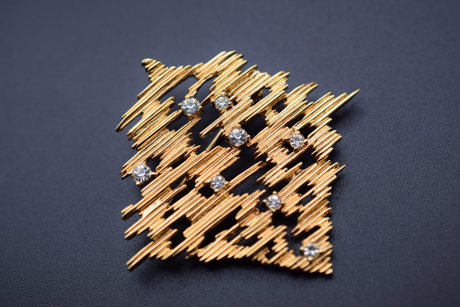Modernist Brooch Pin Vintage Rhinestone Lot#32: Modernist Brooch Pin Vintage Rhinestone measures 2" x 2"
