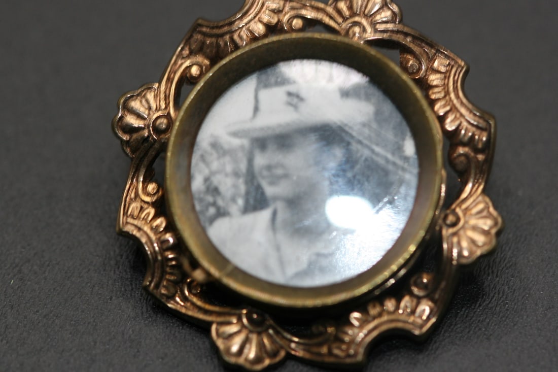 Gold filled victorian frame Brooch Pin Vintage   .Lot#33 (1 of 4)