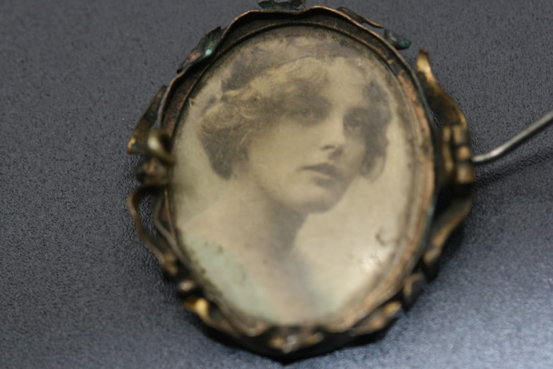 Roaring 1920's Sweetheart Brooch Pin FABULOUS .Lot#34: Roaring 1920's Sweetheart Brooch Pin FABULOUS exceptional story and piece of history this beautiful couple tells.