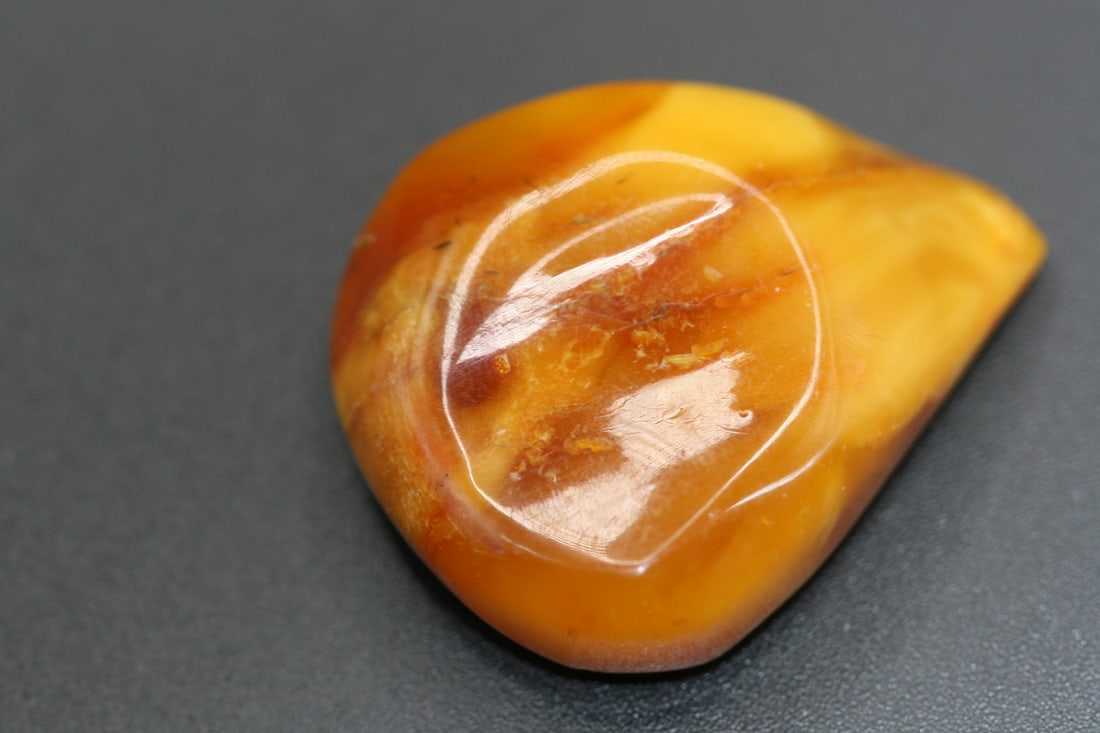 Amber Eggyolk Vintage Baltic pear shaped polished piece 7.44 g .Lot#49: Amber Eggyolk Vintage Baltic pear shaped polished piece 7.44 g measures 1 1/2" x 1 1/4"