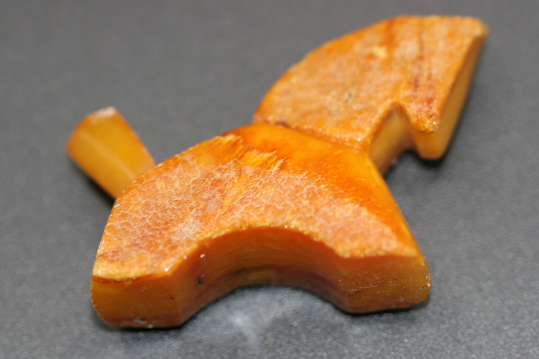 Eggyolk Baltic Amber Vintage Trojan Horse 5.34 g .Lot#50: Eggyolk Baltic Amber Vintage Trojan Horse 5.34 g measures 1 1/2" x 1/2"