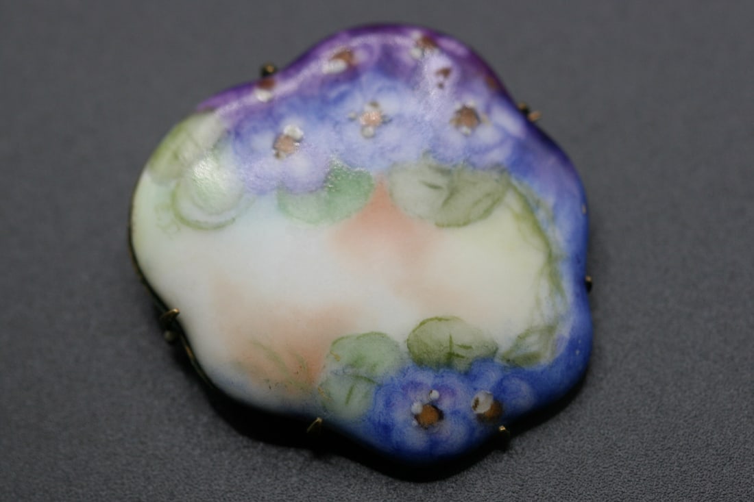 Victorian Hand Painted Vintage Brooch Pin scalloped .Lot#93: Victorian Hand Painted Vintage Brooch Pin scalloped measures 1 3/4" x 1 5/8"