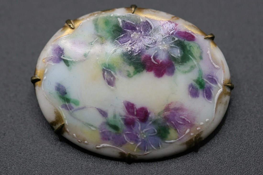 Victorian Hand Painted Vintage Brooch Pin .Lot#94: Victorian Hand Painted Vintage Brooch Pin measures 1 3/4" x 1 3/8"