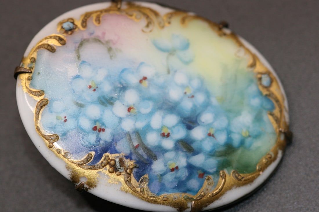 Victorian Hand Painted Forget me not Flower Brooch Pin Vintage .Lot#95: Victorian Hand Painted Forget me not Flower Brooch Pin Vintage has had the pin back replaced rather poorly see pictures. Measures 1 7/8" x 1 3/8"