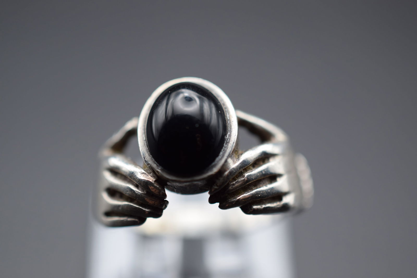 Sterling Silver 925 Hands Holding Onyx Size 6.5 Lot#CF 102: Sterling Silver 925 Hands Holding Onyx Size 6.5 weighs 6.05 grams top measures 5/8"