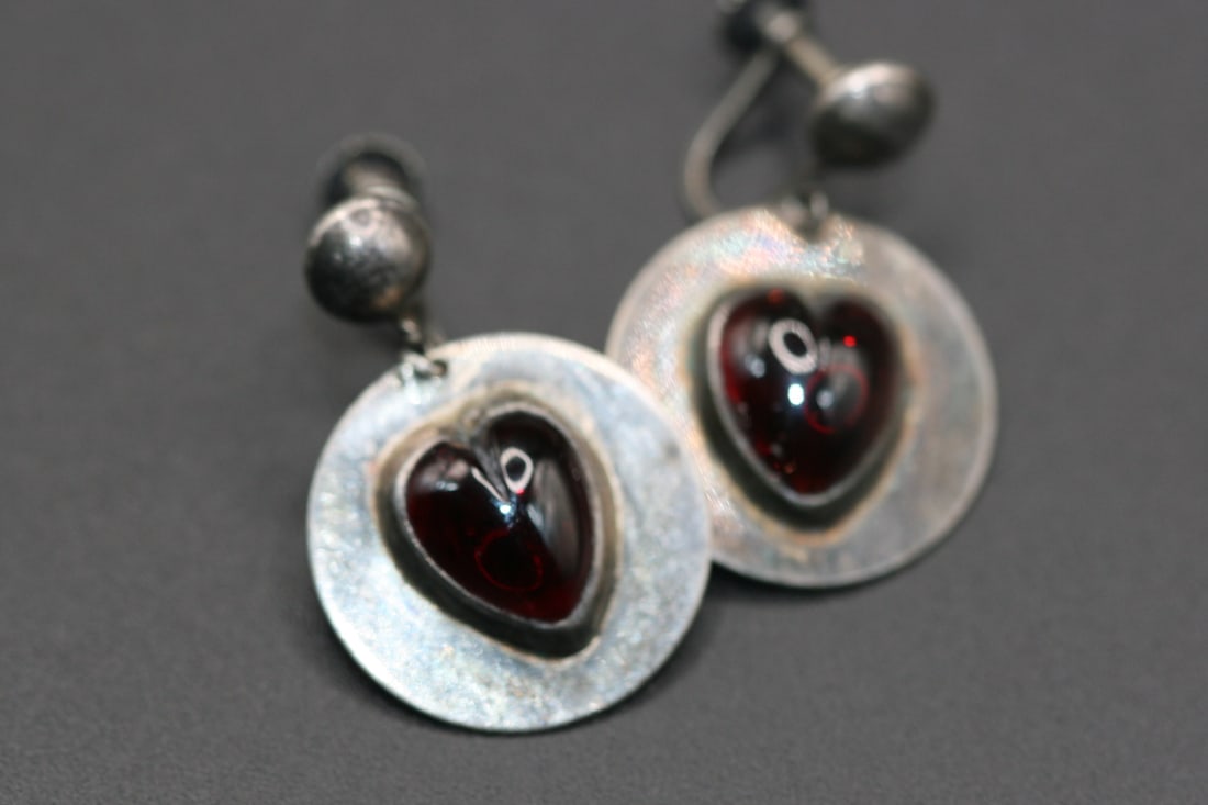 Red Heart Cabochon Sterling Screw Back Vintage Signed Silver 925 Earrings .Lot#104: Red Heart Cabochon Sterling Screw Back Vintage Signed Silver 925 Earrings measures 1/2" in diameter