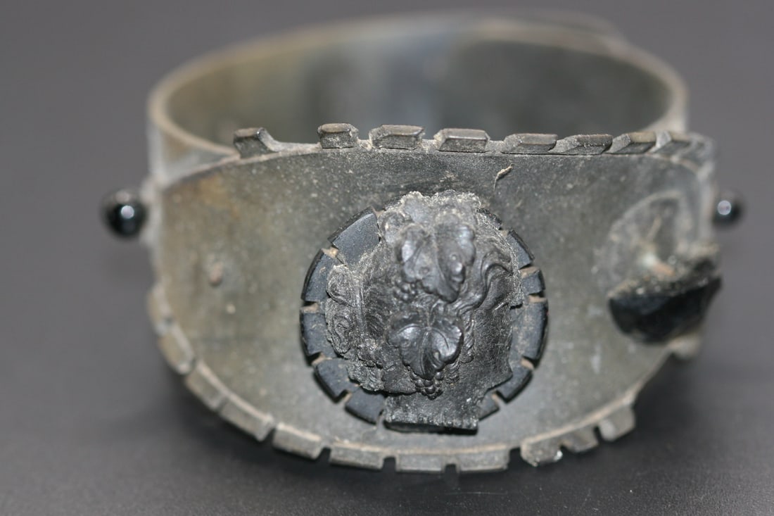 Magnificent Edwardian Genuine Vintage Jet Bakelite Cameo Bracelet Mourning Jewelry .Lot#127: Magnificent Edwardian Genuine Vintage Jet Cameo Bracelet Mourning Jewelry measures 2 1/4" across the inside but has the ability to stretch open to fit of the way its made even though its bakelite and 