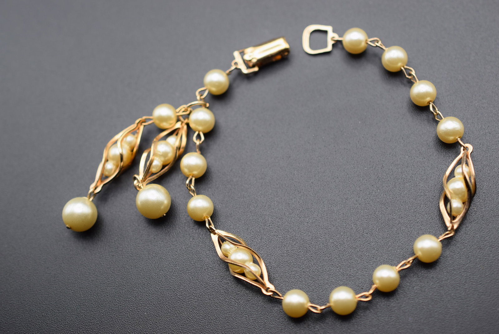 Cage Pearl Bracelet 7 1/2" long Lot#CF 139: Cage Pearl Bracelet 7 1/2" long