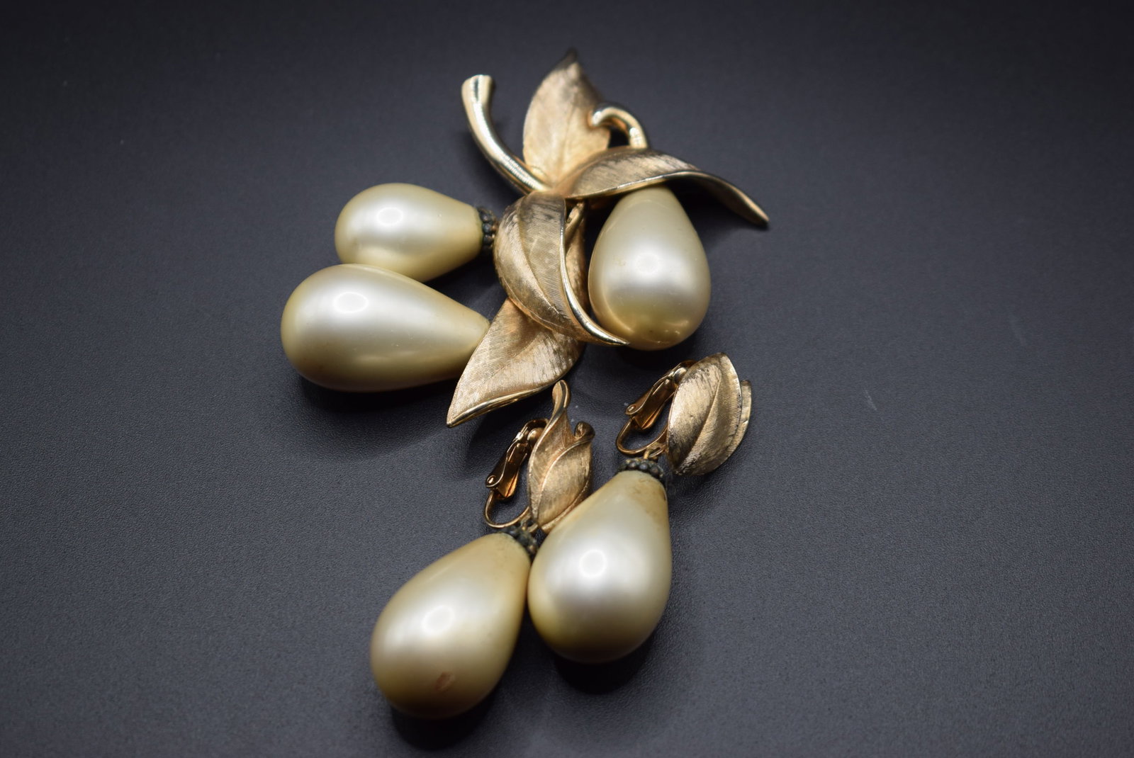 Giant Oversized Pear shaped Pearl Drop Brooch Earrings Vintage .Lot#141: Giant Oversized Pear shaped Pearl Drop Brooch Earrings Vintage brooch measures 3 1/2" x 2 1/2" and the clip earrings measure 2 1/4" x 3/4"