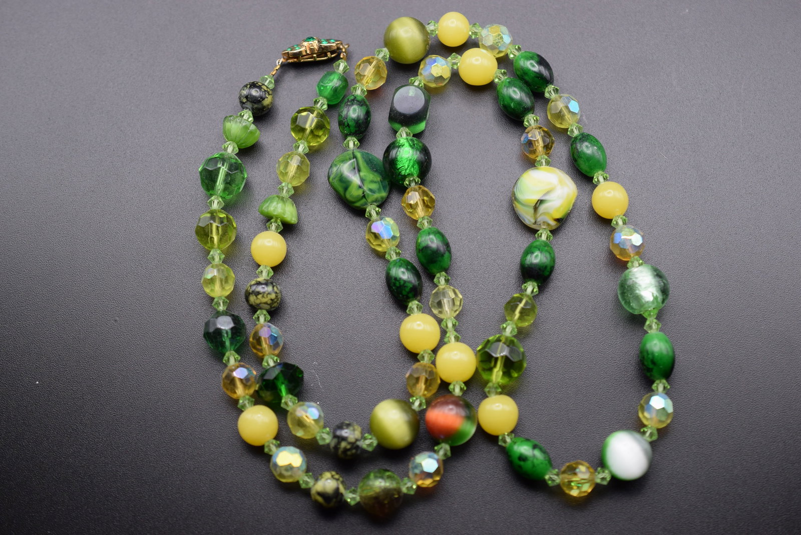 30" Art Glass Green Necklace 1940's Vintage signed DAG Lot#CF 164: 30" Art Glass Green Necklace 1940's Vintage signed DAGmeasures 30" long with a rhinestone clasp