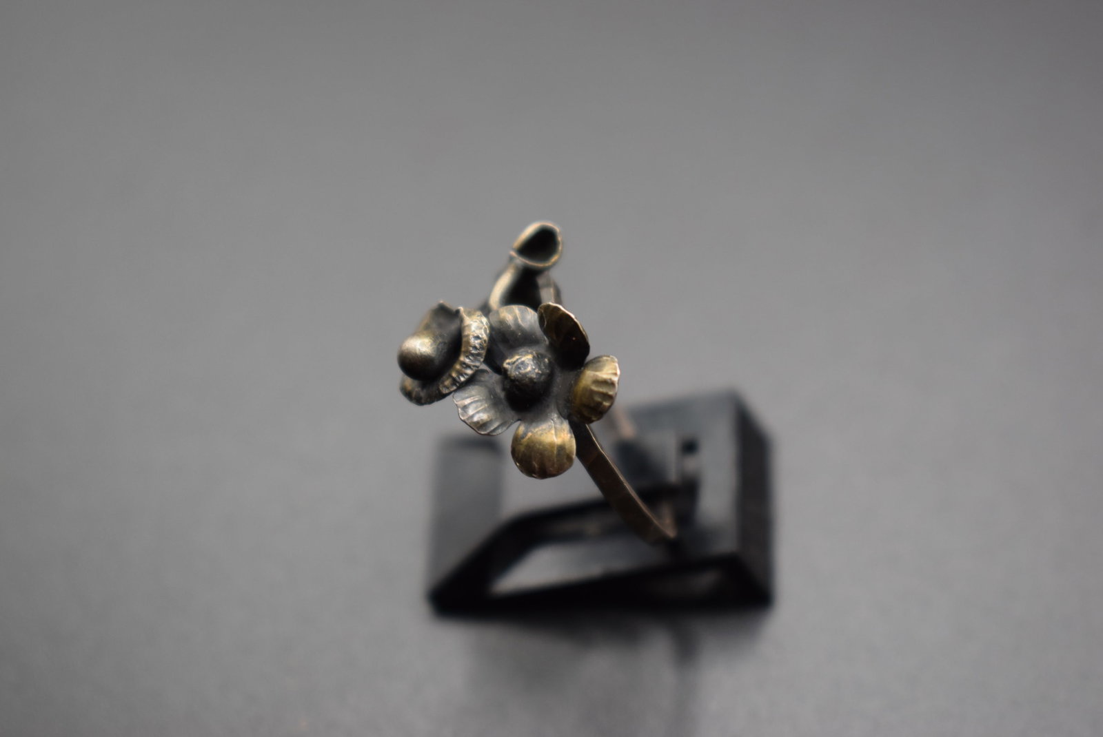 Sterling Flower Silver 925 ring vintage size 7.5 .Lot#177: Sterling Flower Silver 925 ring vintage size 7.5 stamped on the outer ring band with a face and the #3 and a W as well and a separate stamp that looks like T H