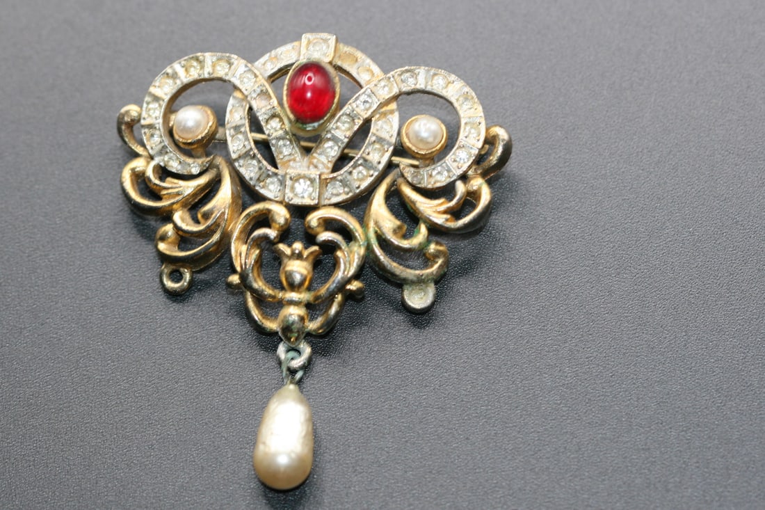Sphinx Red Cabochon Baroque Pearl Vintage 40's Brooch Pin .Lot#194: Sphinx Red Cabochon Baroque Pearl Vintage 40's Brooch Pin measures 2" x 2 1/4"