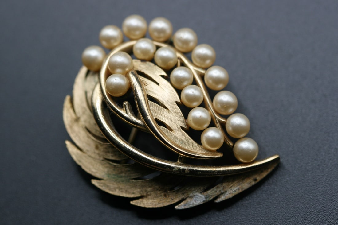 Trifari Vintage signed Gold Plated Pearls Cluster Brooch Pin .Lot#207: Trifari Vintage signed Gold Plated Pearls Cluster Brooch Pin measures 1 3/4" x 1 1/2" some wear to the brooch on one part there needs attention to corrosion