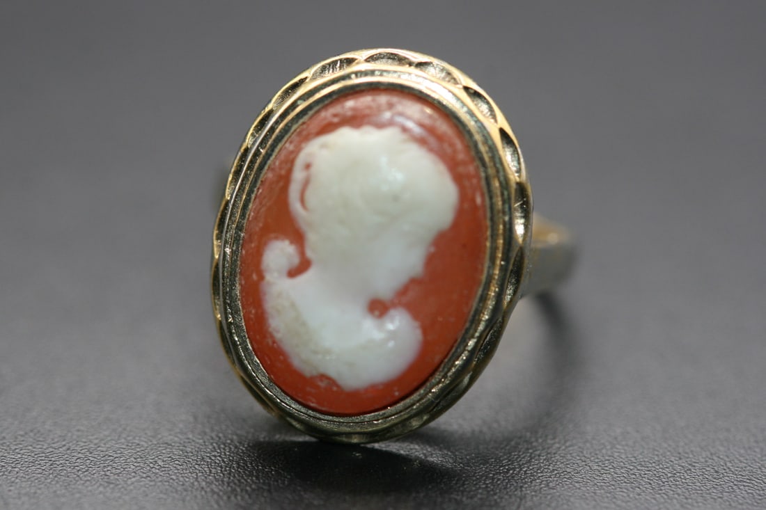 Avon Cameo Vintage Ring Size 8.5 .Lot#224: Avon Cameo Vintage Ring Size 8.5 measures 7/8" on the top