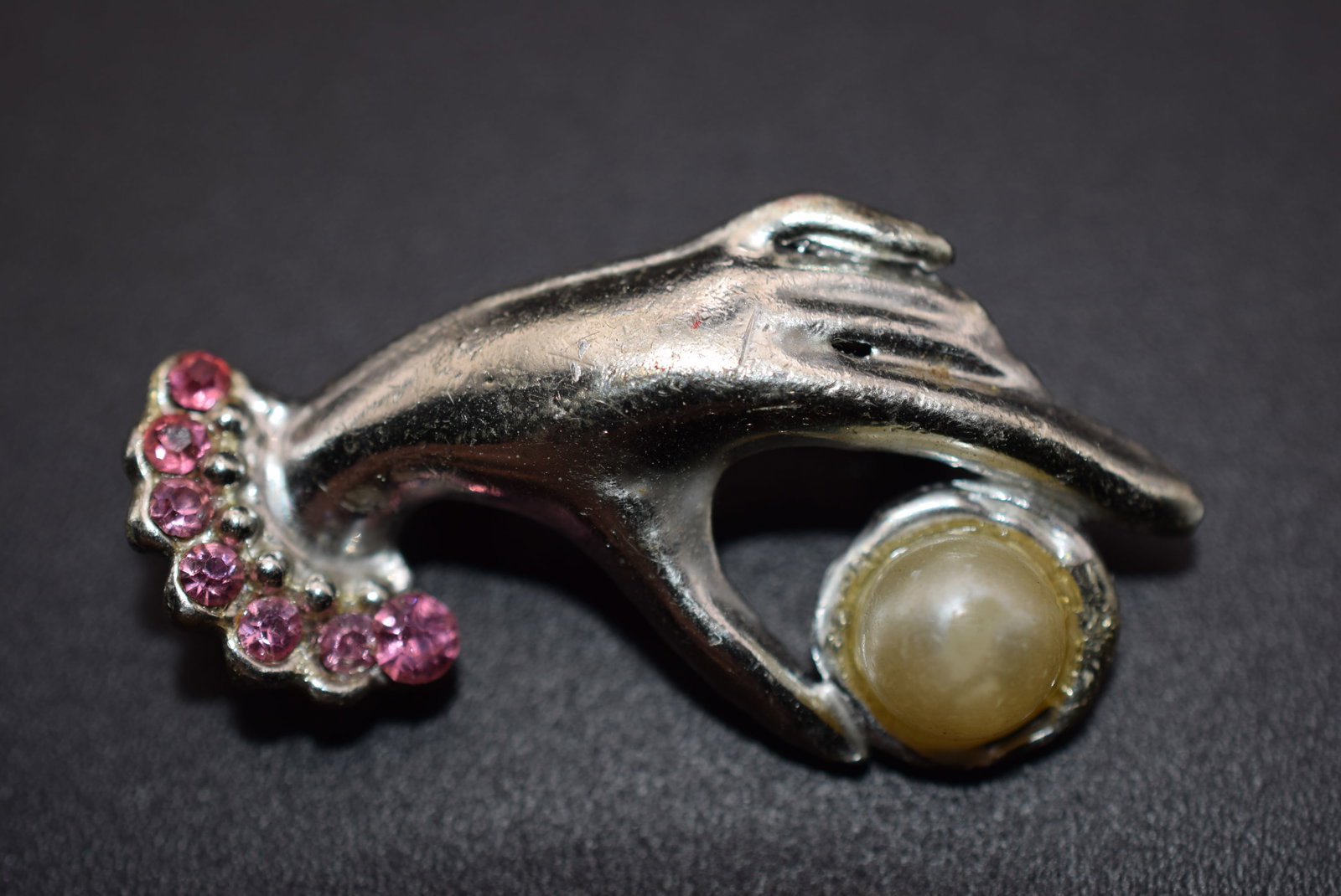 Hand Brooch Pin Vintage Lot#CF 229: Hand Brooch Pin Vintage measures 1 1/2" x 3/4"