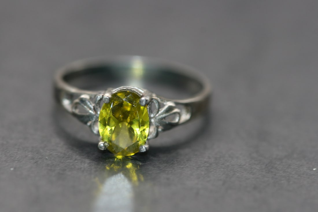 Sterling Silver 925 Peridot Green Rhinestone August Birthstone CZ vintage Ring Size 7.5 Lot#252: Sterling Silver 925 Peridot Green Rhinestone CZ vintage Ring Size 7.5 August Birthstone