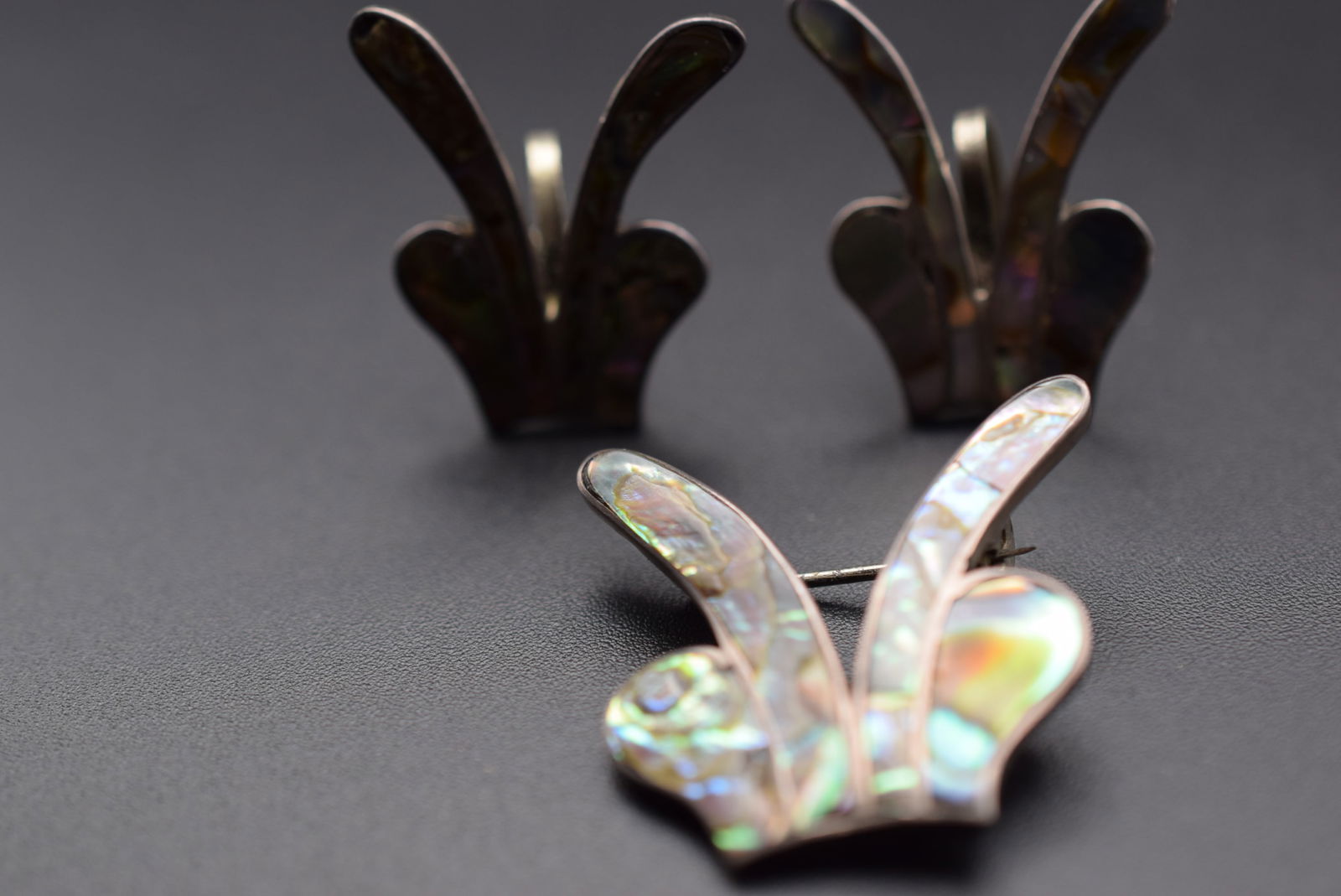 Mexico Sterling Abalone Brooch Screwback Earrings brooch Pin Lot#CF 267: Mexico Sterling Abalone Brooch Screwback Earrings brooch Pin measures 1 1/4" x 1 1/8" amd the Earrings measure 1 1/8" x 7/8"