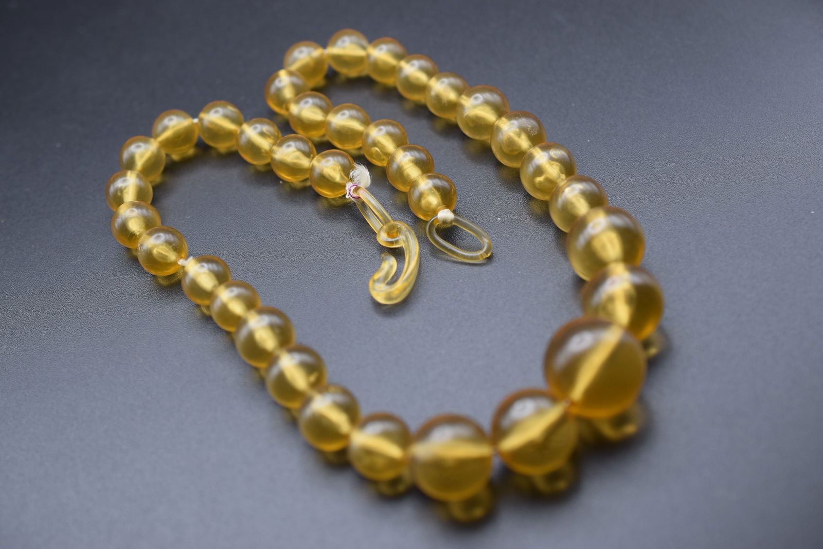 Amazing Lucite 1930's vintage Necklace Lot#CF 274: Amazing Lucite 1930's vintage Necklace measures 17" long larges bead 18mm