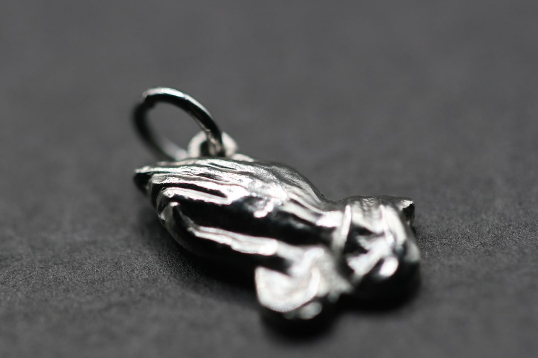 Praying Hand Charm .Lot#280: Praying Hand Charm measures 1/2" x 3/8"