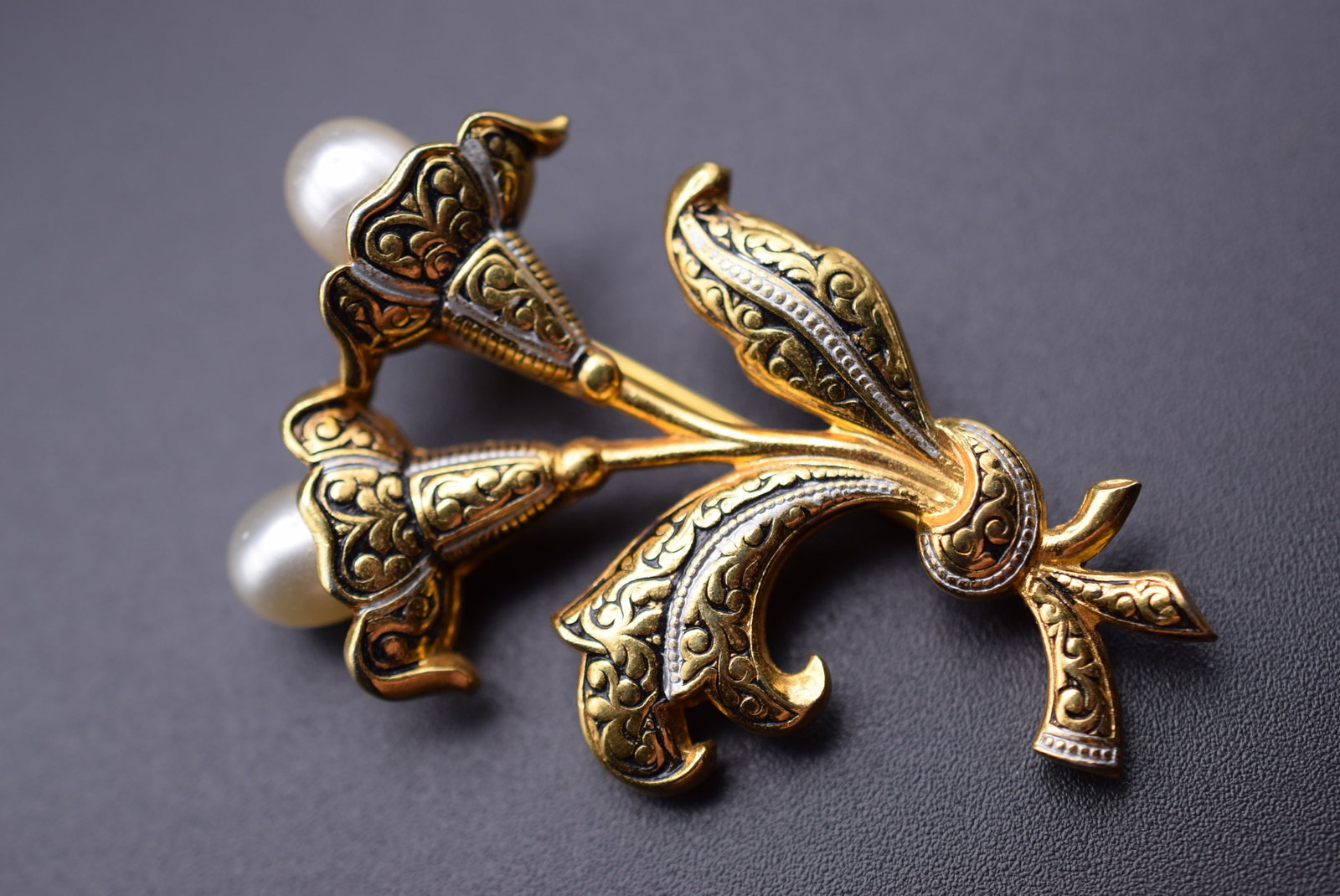 Damascene Spain Pearl Flower Vintage Brooch Pin Lot#CF 291: Damascene Spain Pearl Flower Vintage Brooch Pin measures 2 1/4" x 1 3/8"