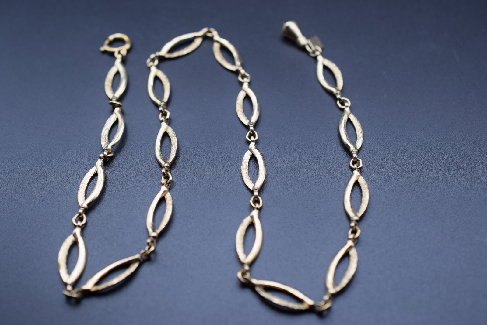 Sarah Coventry Tassle Chain Vintage Lot#CF 307: Sarah Coventry Tassle Chain Vintage measures 17 3/4" long x 3/8" with textured and smooth links signed on the hang tag Sarah Cov