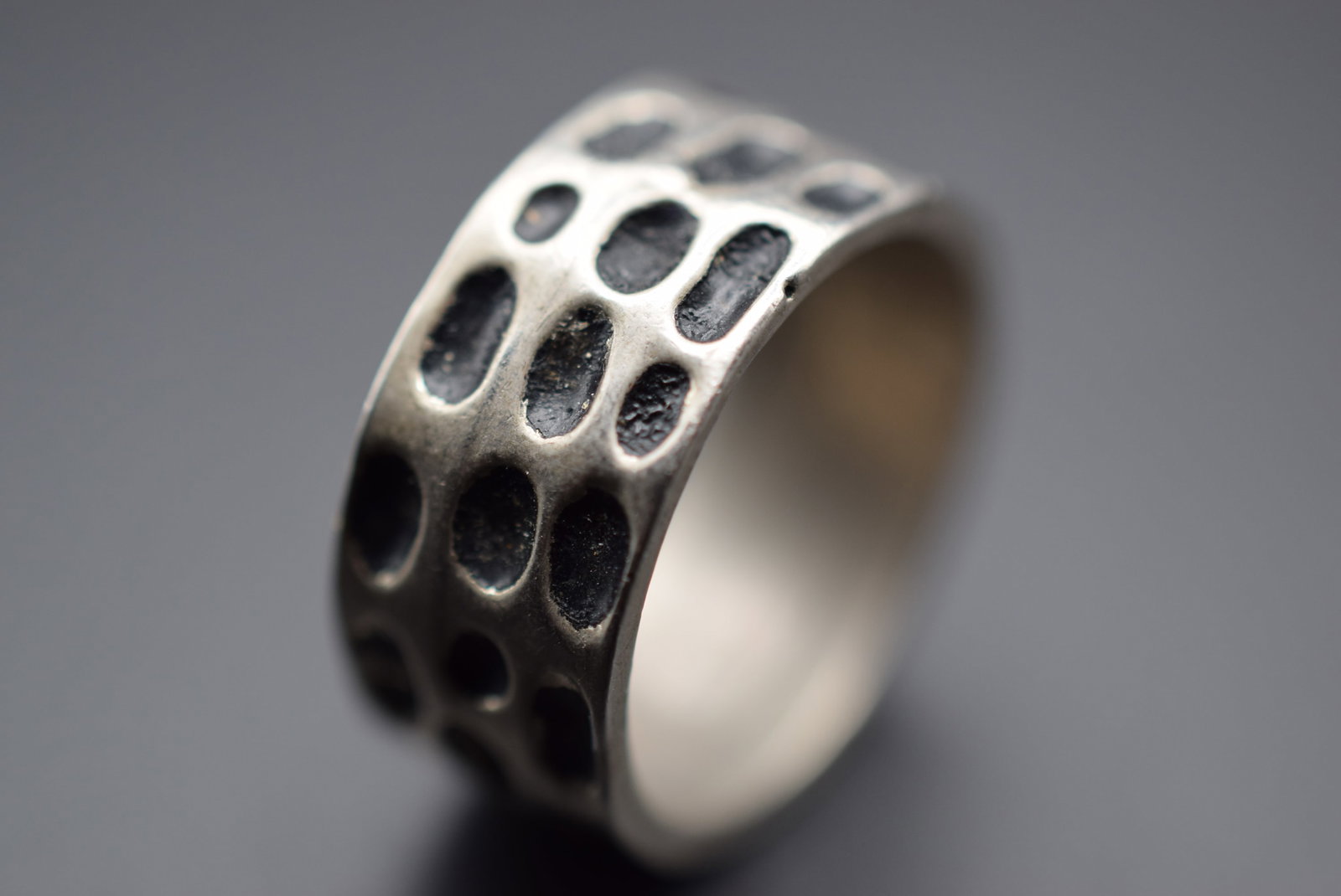 Modernist Leopard Enamel Band Ring Vintage Size 9 Lot#CF 352: Modernist Leopard Enamel Band Ring Vintage Size 9 measures 3/8" wide