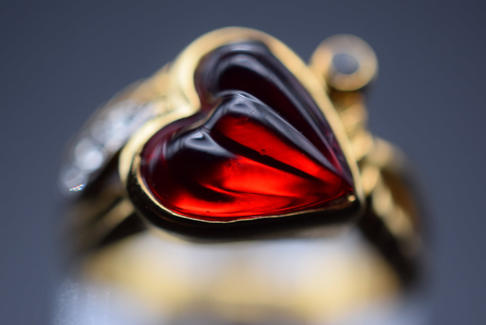 Glass Ribbed Heart Ring so Nice Size 6 Vintage top Lot#CF 353: Glass Ribbed Heart Ring so Nice Size 6 Vintage top measures 1/2" wide