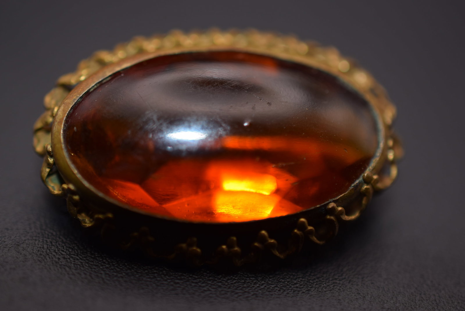 Old Amber Glass Czech Brooch Pin Vintage 1940's Lot#CF 369: Old Amber Glass Czech Brooch Pin Vintage 1940's measures 1 1/8" x 3/4"