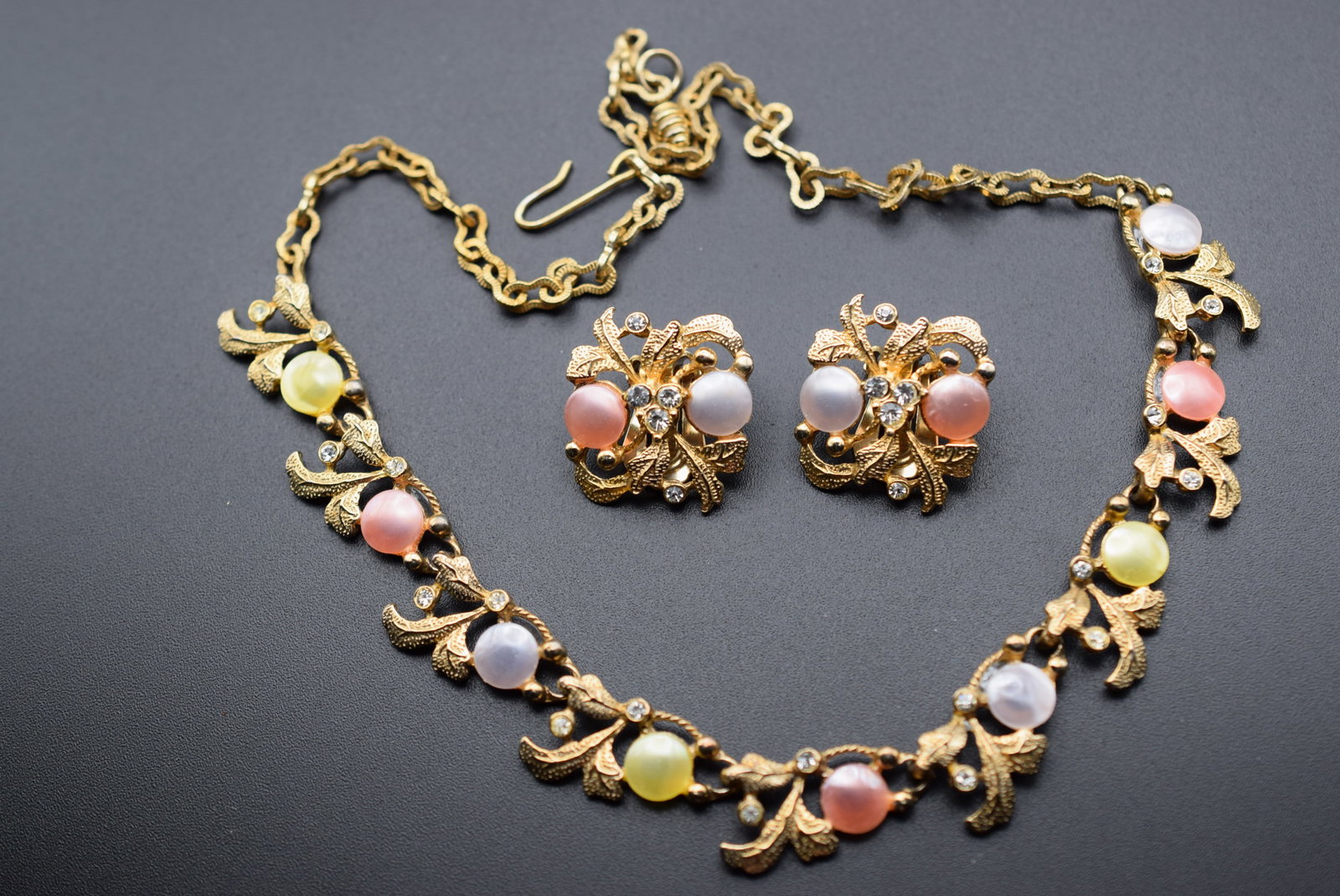 Mother Pearl Pastels Necklace Clip Earrings Vintage Lot#CF 404: Mother Pearl Pastels Necklace Clip Earrings Vintage Set Necklace measures 16 1/2" long x 5/8" wide and the matching clip earrings measure 1" x 1"