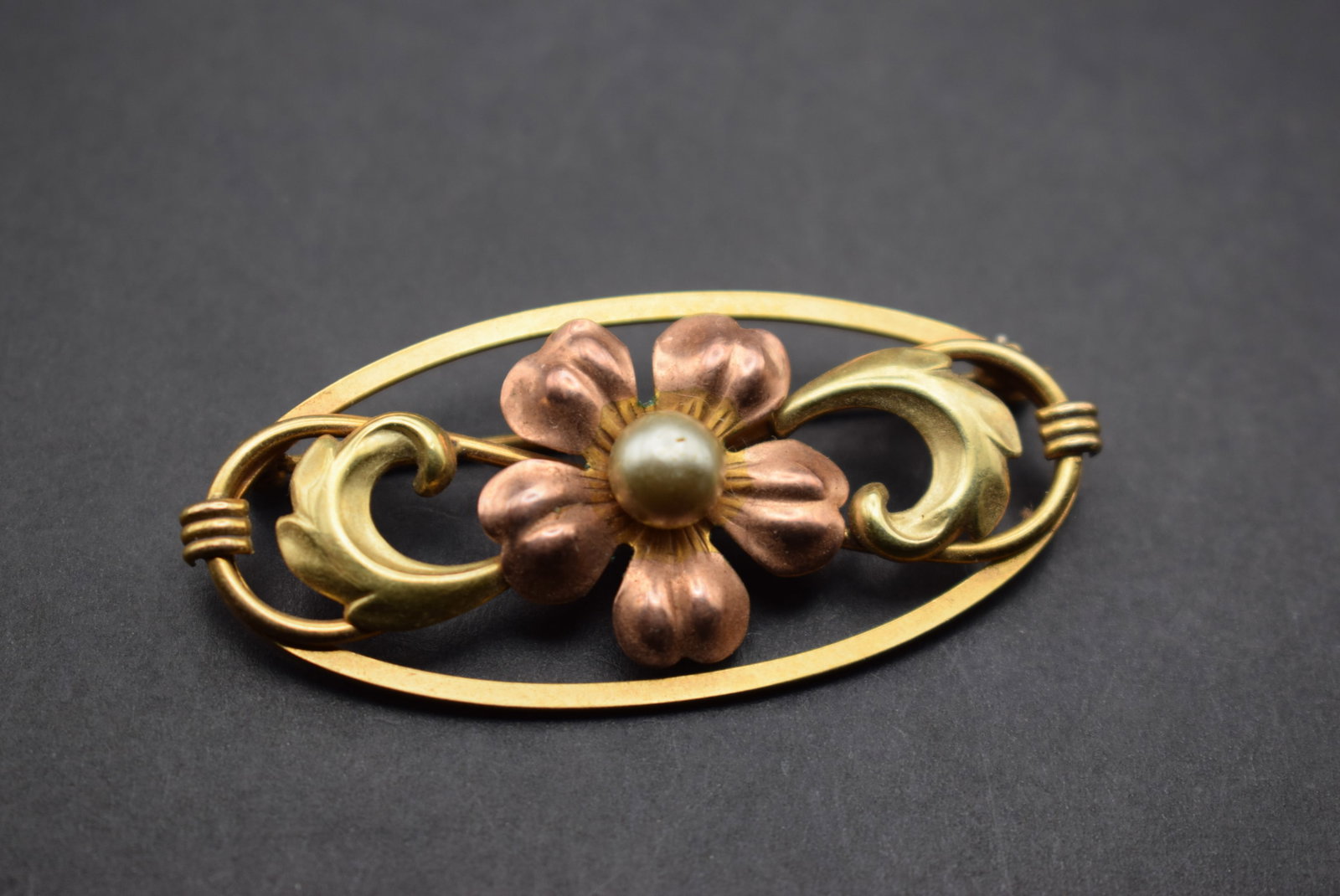 Van Dell 12K Gold Filled 2 Color Pearl Brooch Pin Vintage Lot 455: Van Dell 12K Gold Filled 2 Color Pearl Brooch Pin Vintage signed on the back and measures 2"x1"