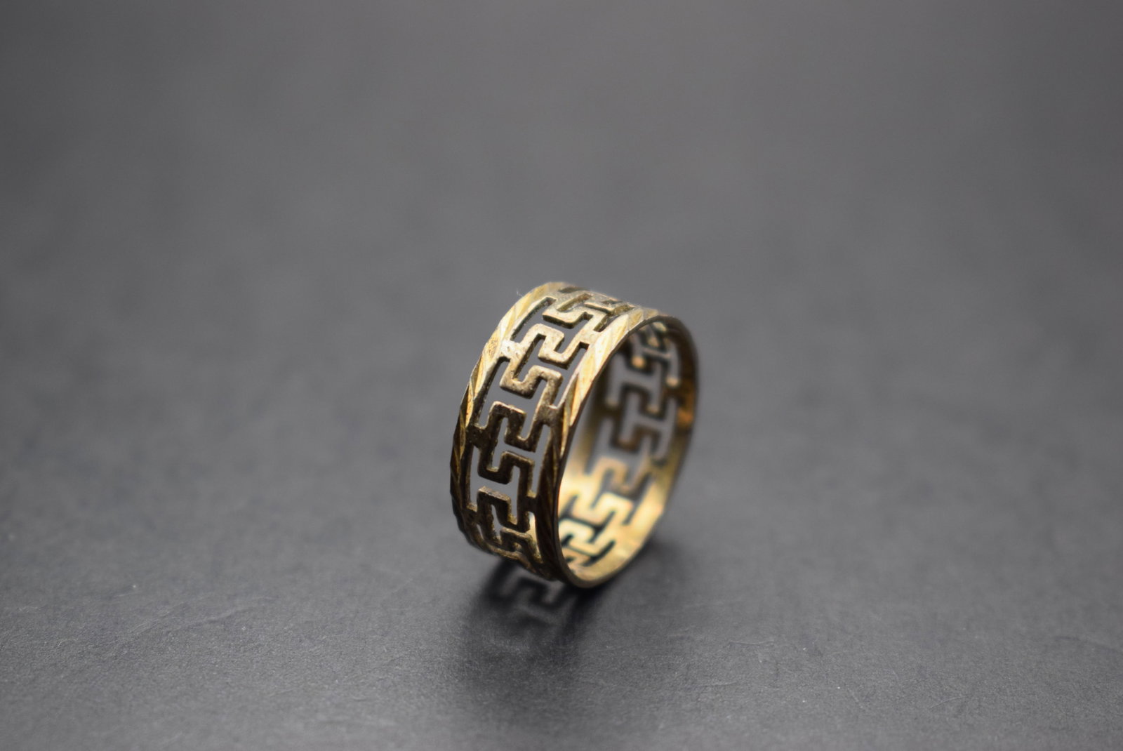 Sterling 950 Silver Band Ring size 8 Lot 477: Sterling 950 Silver Band Ring size 8 signed 950 measures 3/8" wide weighs 2 grams