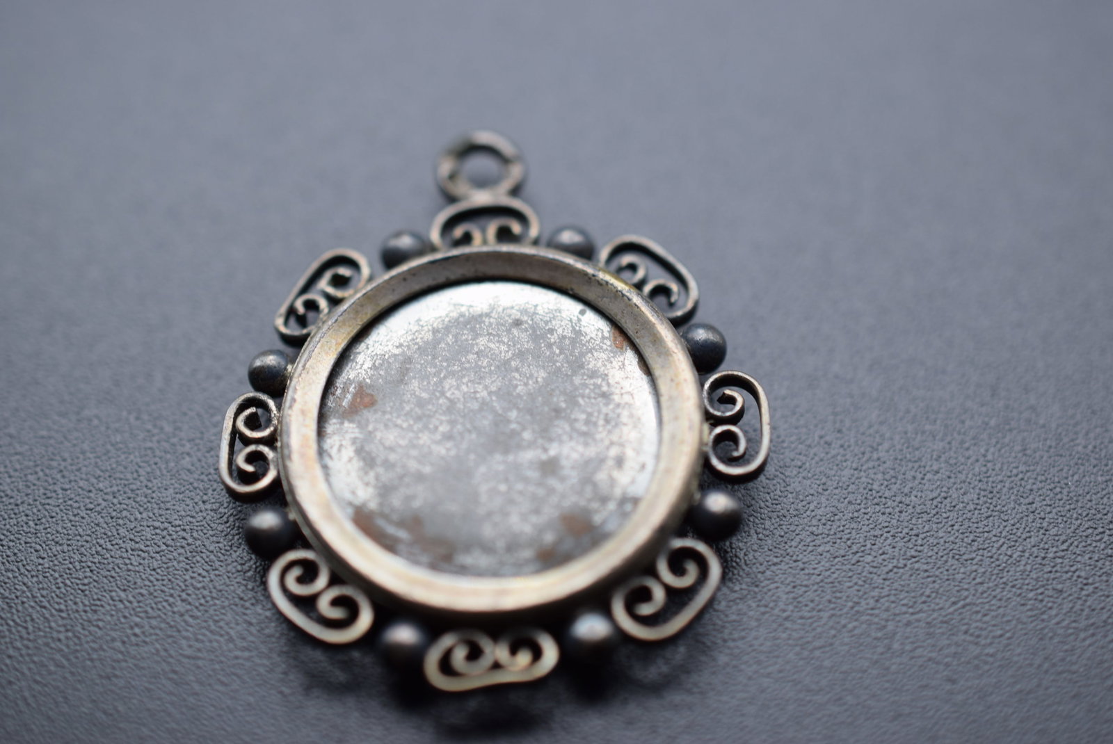 Old 835 Edwardian Picture Frame Lot#CF 489: Old 835 Edwardian Picture Frame Pendant Silver measures 1 1/8" in diameter signed 835 on bale