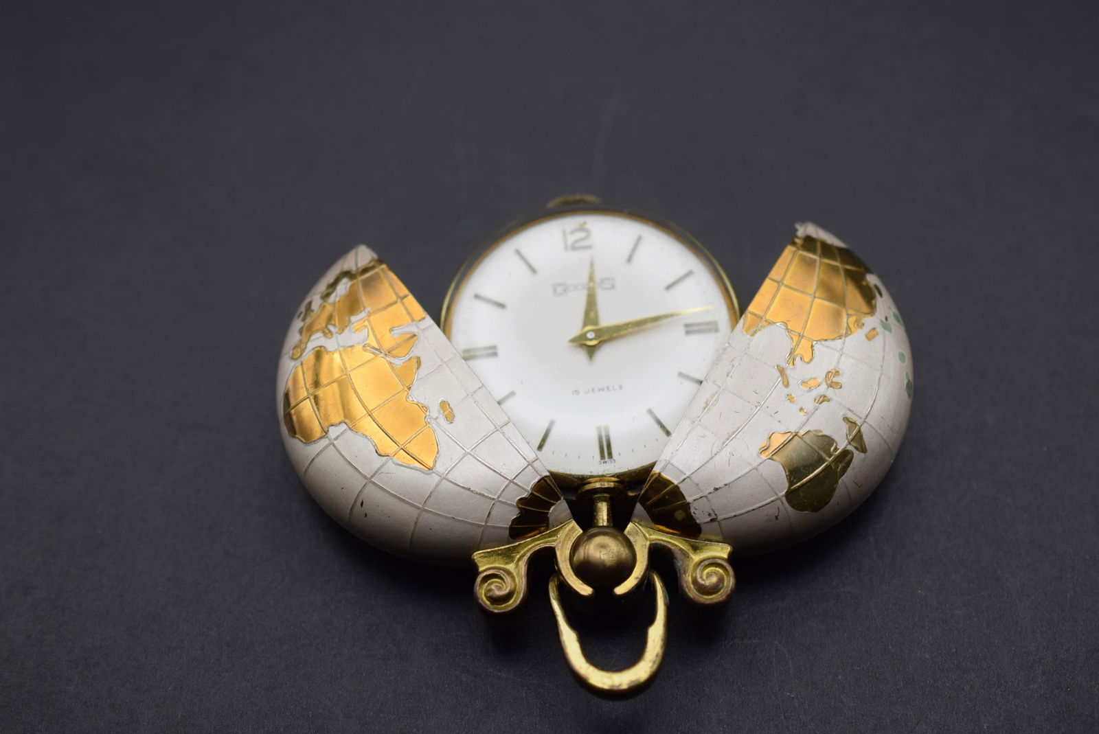 G S 15 Jewel Swiss World Globe Pocket Watch Hidden slide Lot 513 (1 of 6)